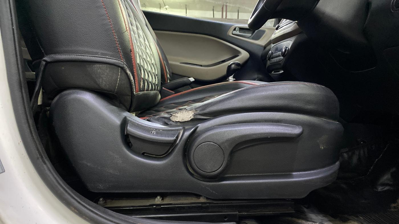 2017 Hyundai Elite i20 ASTA 1.2, Petrol, Manual, 1,29,386 km, Driver Side Adjustment Panel