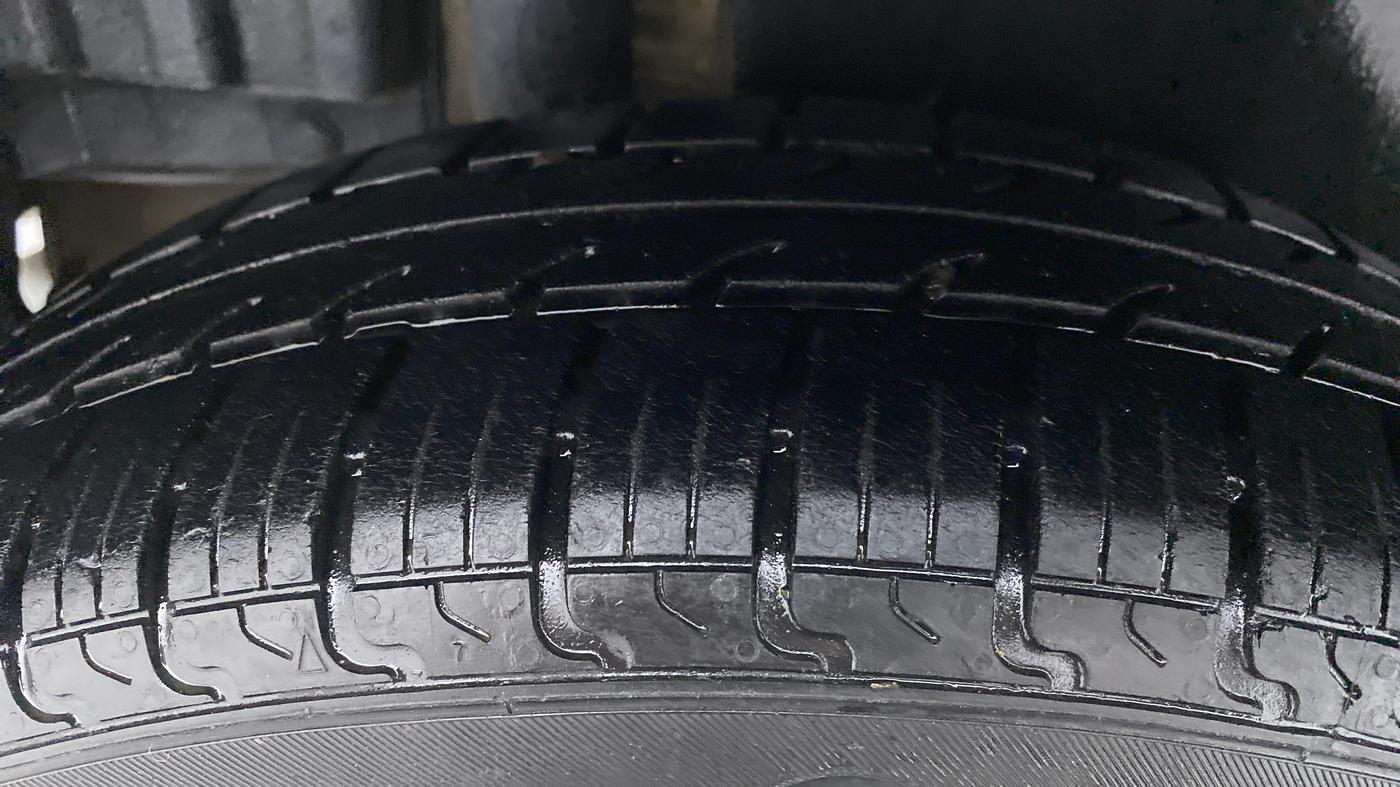 2013 Maruti Swift VXI D, Petrol, Manual, 82,061 km, Right Rear Tyre Tread