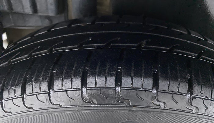 2013 Maruti Swift VXI D, Petrol, Manual, 82,061 km, Right Rear Tyre Tread