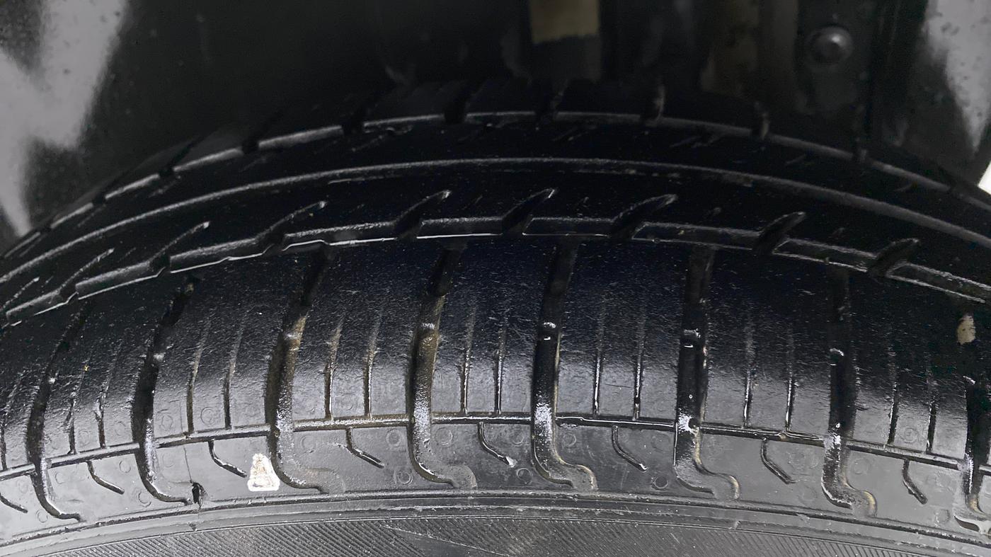 2013 Maruti Swift VXI D, Petrol, Manual, 82,061 km, Left Rear Tyre Tread