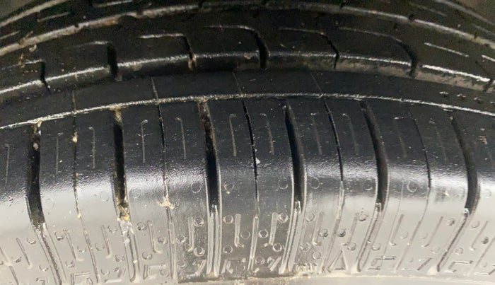 2016 Honda Amaze 1.2L I-VTEC VX, Petrol, Manual, 1,00,067 km, Left Front Tyre Tread