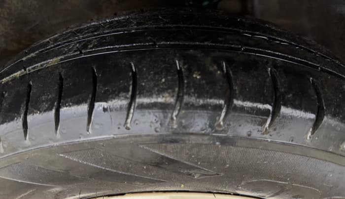 2015 Maruti Alto 800 LXI, Petrol, Manual, 65,025 km, Left Front Tyre Tread