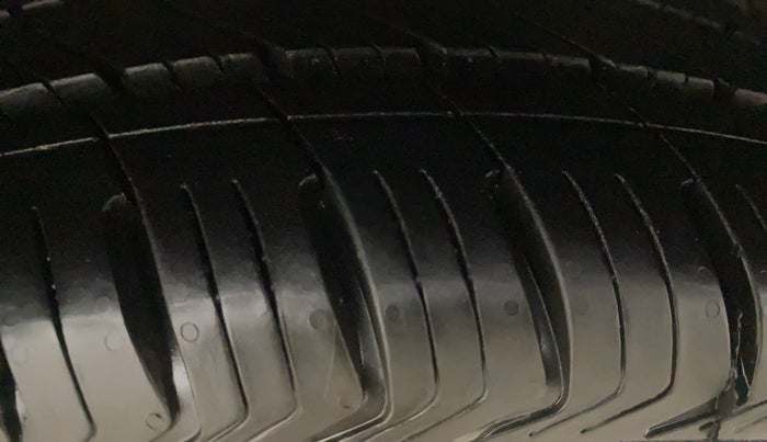 2014 Hyundai Verna FLUIDIC 1.6 CRDI SX, Diesel, Manual, 73,918 km, Right Front Tyre Tread