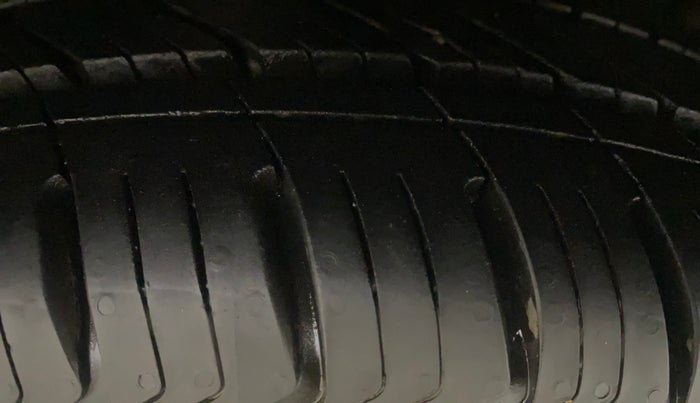 2014 Hyundai Verna FLUIDIC 1.6 CRDI SX, Diesel, Manual, 73,918 km, Left Front Tyre Tread