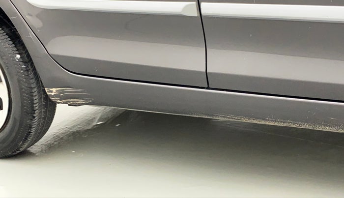 2017 Maruti Swift VXI, Petrol, Manual, 53,336 km, Right running board - Slightly dented