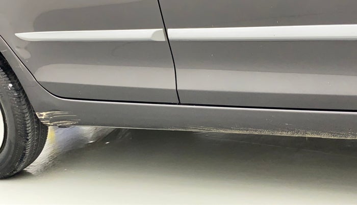 2017 Maruti Swift VXI, Petrol, Manual, 53,336 km, Right running board - Minor scratches