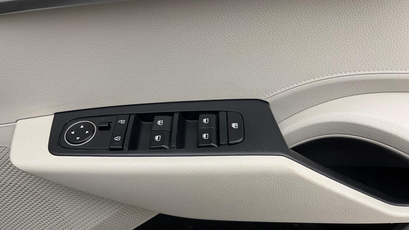 2022 KIA CARENS PRESTIGE 1.5 PETROL 7 STR, Petrol, Manual, 34,307 km, Driver Side Door Panels Control