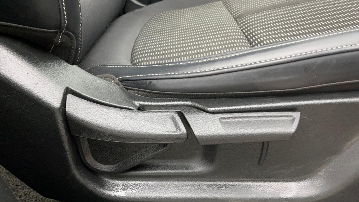 2022 KIA CARENS PRESTIGE 1.5 PETROL 7 STR, Petrol, Manual, 34,307 km, Driver Side Adjustment Panel