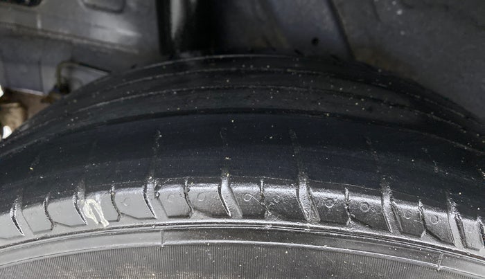 2021 Hyundai VENUE SX 1.5 CRDI, Diesel, Manual, 1,22,174 km, Right Rear Tyre Tread