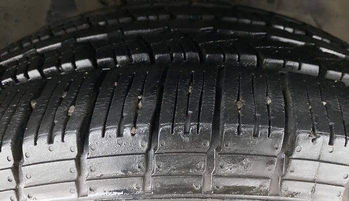2013 Mahindra XUV500 W8 FWD, Diesel, Manual, 73,303 km, Right Front Tyre Tread