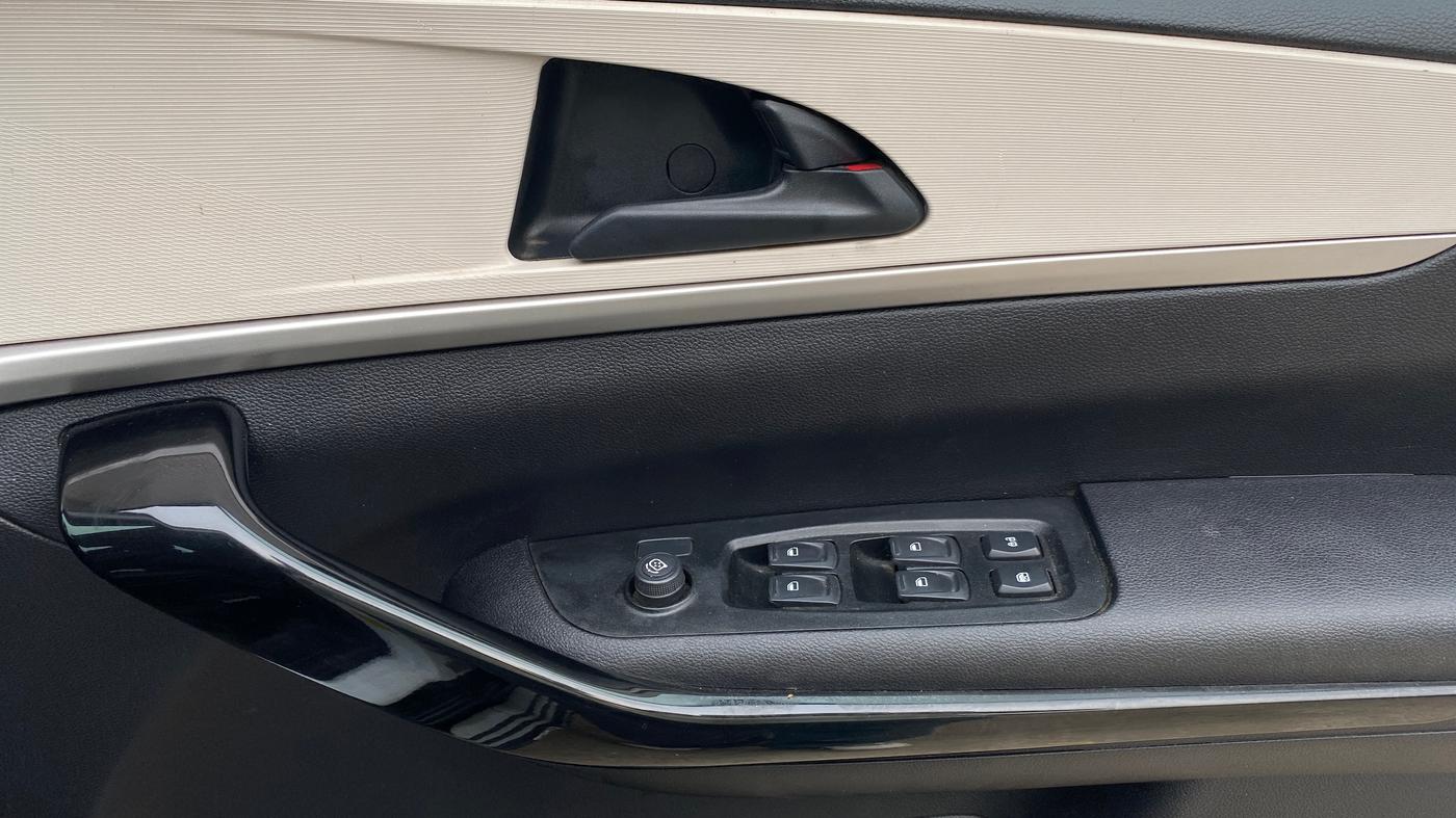 2022 Mahindra XUV700 AX 5 P MT 7 STR, Petrol, Manual, 39,441 km, Driver Side Door Panels Control
