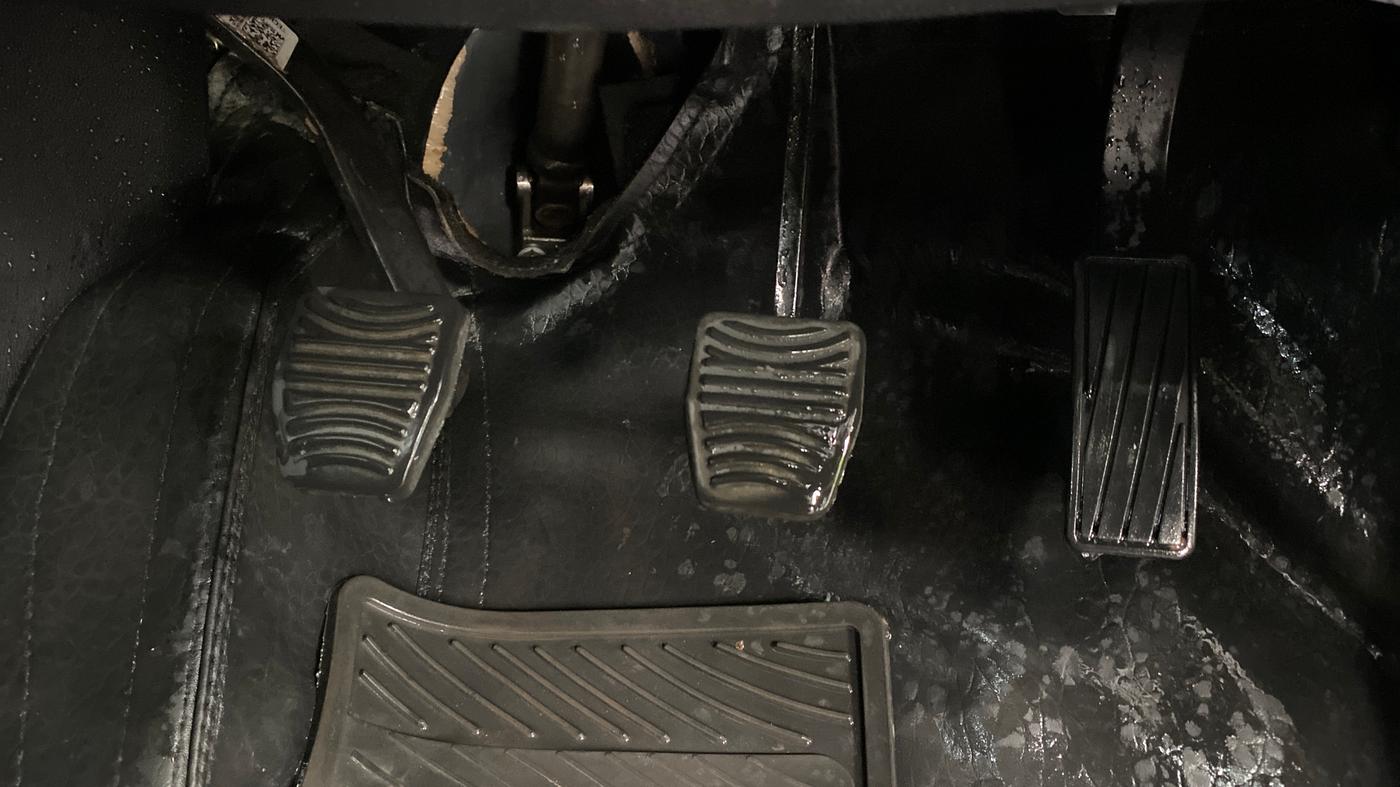 2022 Mahindra XUV700 AX 5 P MT 7 STR, Petrol, Manual, 39,441 km, Pedals