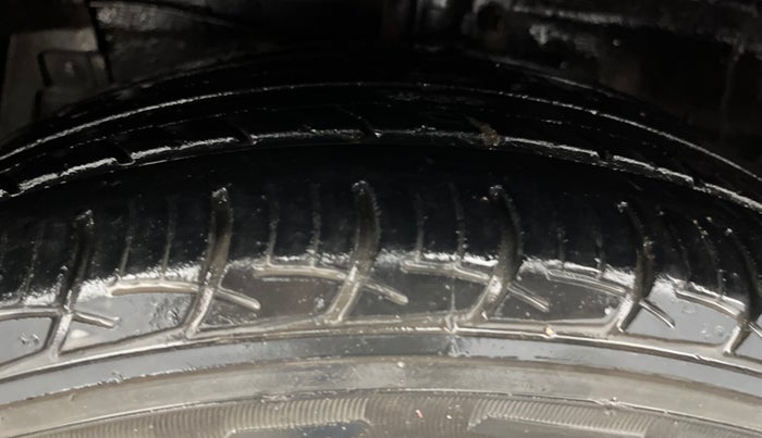 2017 Maruti Ciaz DELTA 1.4 MT PETROL, Petrol, Manual, 1,14,218 km, Left Front Tyre Tread