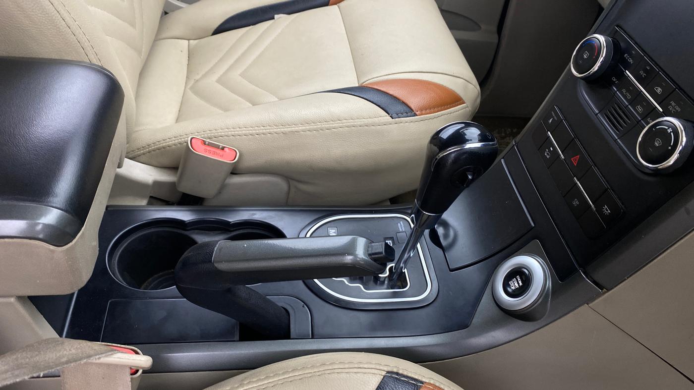2017 Mahindra XUV500 W10 AT, Diesel, Automatic, 97,664 km, Gear Lever
