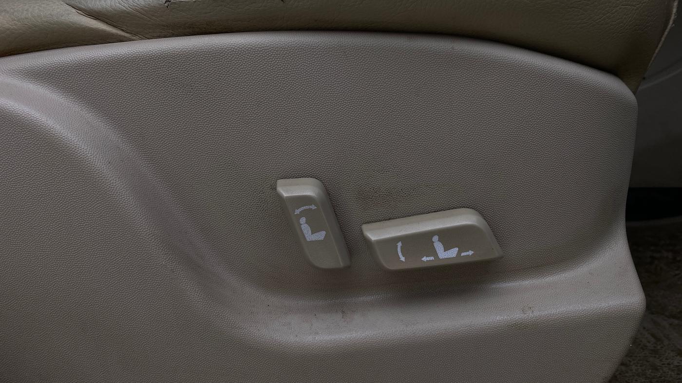 2017 Mahindra XUV500 W10 AT, Diesel, Automatic, 97,664 km, Driver Side Adjustment Panel