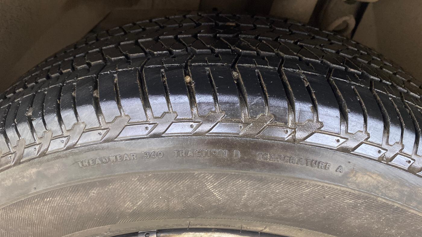 2017 Mahindra XUV500 W10 AT, Diesel, Automatic, 97,664 km, Left Front Tyre Tread