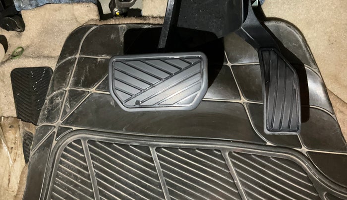 2019 Maruti Ciaz ALPHA  AT 1.5 SHVS PETROL, Petrol, Automatic, 39,361 km, Pedals