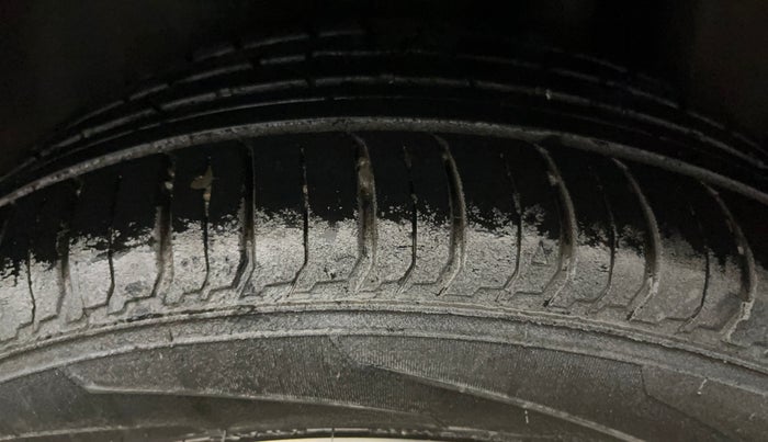 2019 Maruti Ciaz ALPHA  AT 1.5 SHVS PETROL, Petrol, Automatic, 39,361 km, Left Rear Tyre Tread