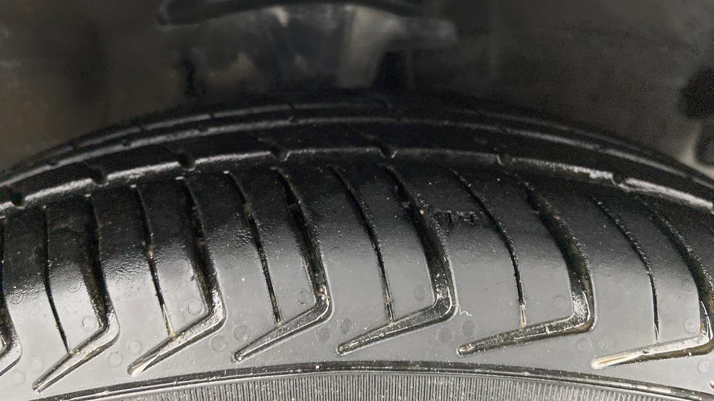 2013 Hyundai i10 MAGNA 1.1, Petrol, Manual, 97,740 km, Right Front Tyre Tread