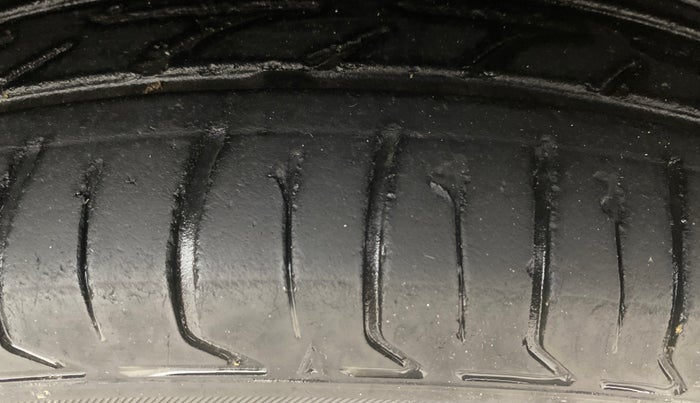 2013 Maruti Ritz VXI, Petrol, Manual, 71,266 km, Right Front Tyre Tread