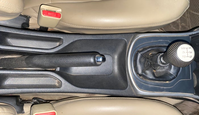 2017 Honda City 1.5L I-VTEC V MT, Petrol, Manual, 1,27,508 km, Gear Lever