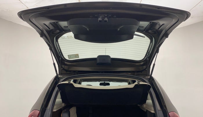 2017 Renault Duster RXS CVT, Petrol, Automatic, 68,741 km, Boot Door Open