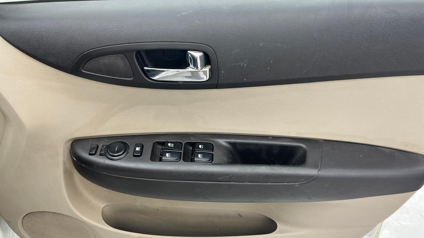 2013 Hyundai i20 SPORTZ 1.4 CRDI, Diesel, Manual, 1,30,474 km, Driver Side Door Panels Control