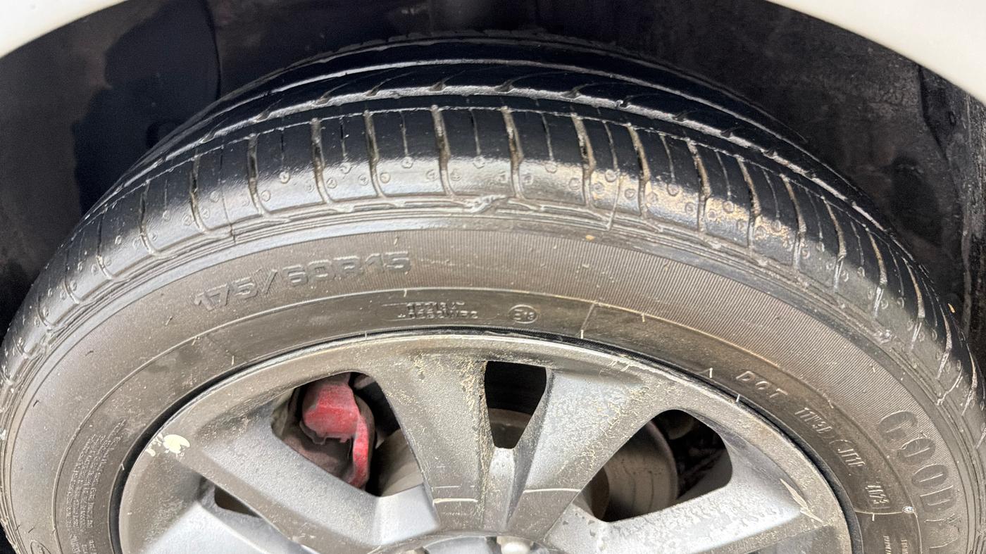 2017 Hyundai Grand i10 MAGNA 1.2 KAPPA VTVT, CNG, Manual, 65,266 km, Left Front Tyre Tread