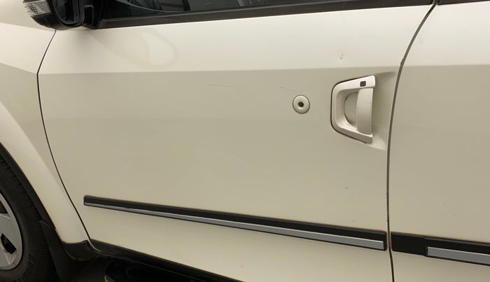 2018 Mahindra XUV500 W7, Diesel, Manual, 85,256 km, Front passenger door - Slightly dented