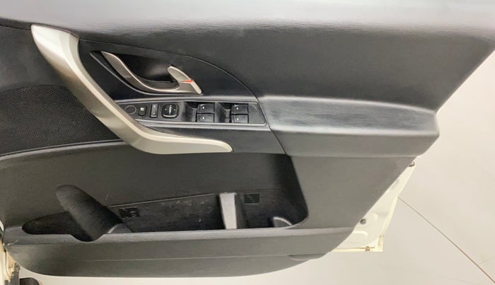 2018 Mahindra XUV500 W7, Diesel, Manual, 85,256 km, Driver Side Door Panels Control