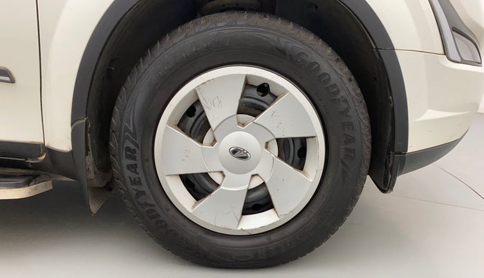 2018 Mahindra XUV500 W7, Diesel, Manual, 85,256 km, Right Front Wheel