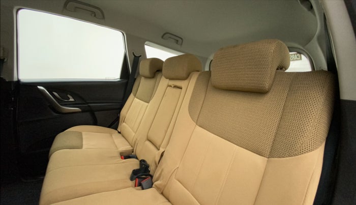 2018 Mahindra XUV500 W7, Diesel, Manual, 85,256 km, Right Side Rear Door Cabin