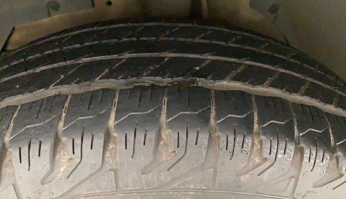 2018 Mahindra XUV500 W7, Diesel, Manual, 85,256 km, Left Front Tyre Tread