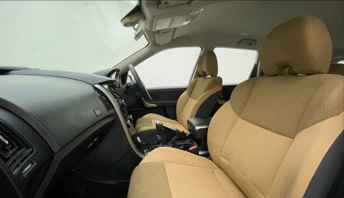 2018 Mahindra XUV500 W7, Diesel, Manual, 85,256 km, Right Side Front Door Cabin