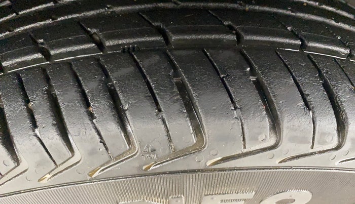 2016 Renault Kwid RXT 1.0 AMT, Petrol, Automatic, 42,109 km, Left Front Tyre Tread