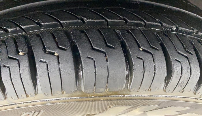 2016 Renault Kwid RXT 1.0 AMT, Petrol, Automatic, 42,109 km, Right Rear Tyre Tread