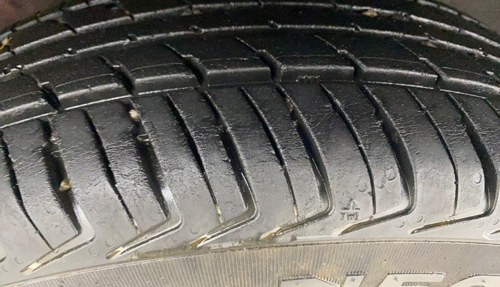 2016 Renault Kwid RXT 1.0 AMT, Petrol, Automatic, 42,109 km, Left Rear Tyre Tread