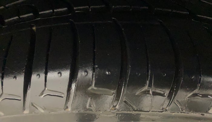 2016 Maruti Baleno ALPHA DIESEL 1.3, Diesel, Manual, 1,05,358 km, Right Front Tyre Tread