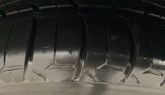 2016 Maruti Baleno ALPHA DIESEL 1.3, Diesel, Manual, 1,05,358 km, Left Front Tyre Tread