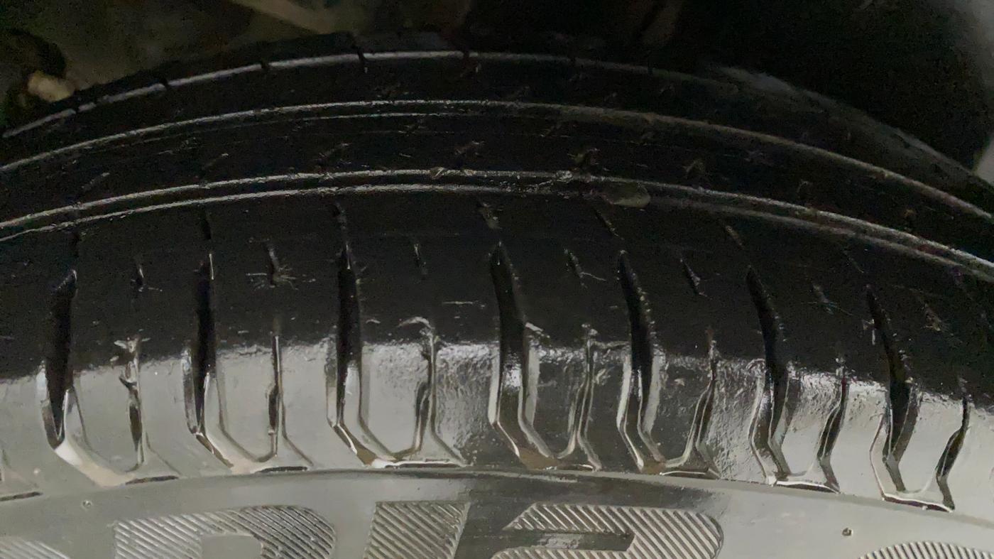 2012 Maruti Swift LXI, Petrol, Manual, 1,07,112 km, Right Rear Tyre Tread