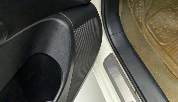 2012 Maruti Swift LXI, Petrol, Manual, 1,07,112 km, Infotainment system - Front speakers missing / not working