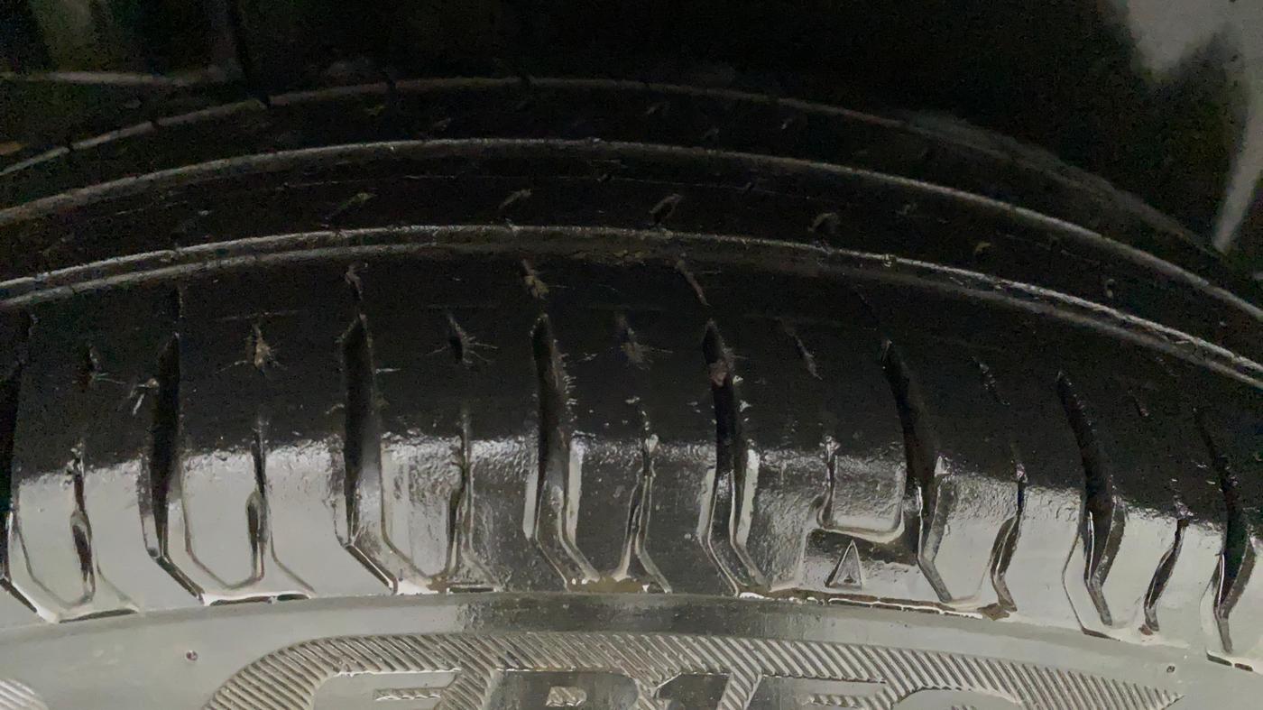 2012 Maruti Swift LXI, Petrol, Manual, 1,07,112 km, Right Front Tyre Tread