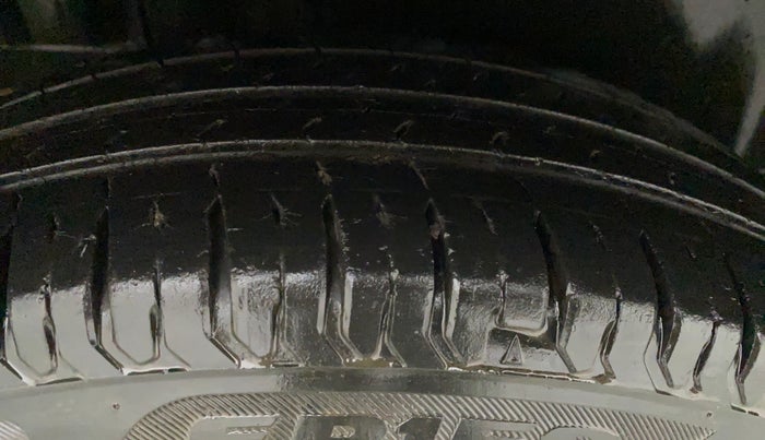 2012 Maruti Swift LXI, Petrol, Manual, 1,07,112 km, Right Front Tyre Tread