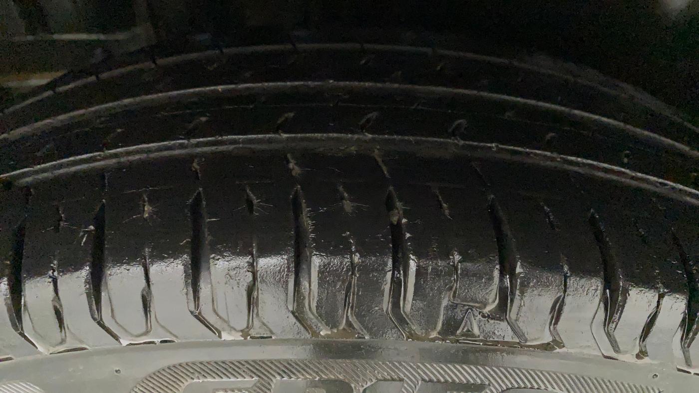 2012 Maruti Swift LXI, Petrol, Manual, 1,07,112 km, Left Front Tyre Tread