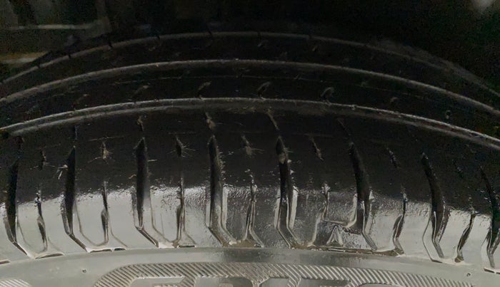 2012 Maruti Swift LXI, Petrol, Manual, 1,07,112 km, Left Front Tyre Tread