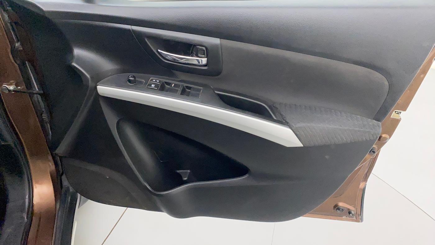 2015 Maruti S Cross DELTA 1.3, Diesel, Manual, 1,24,918 km, Driver Side Door Panels Controls