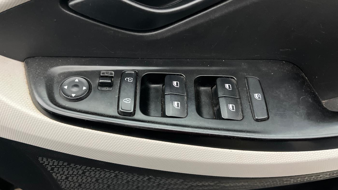 2023 Hyundai Creta EX 1.5 DIESEL, Diesel, Manual, 1,07,687 km, Driver Side Door Panels Control