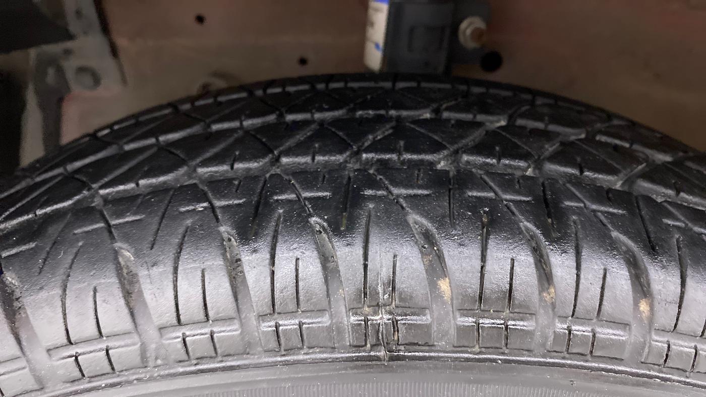 2014 Maruti Swift VXI, Petrol, Manual, 73,889 km, Left Front Tyre Tread