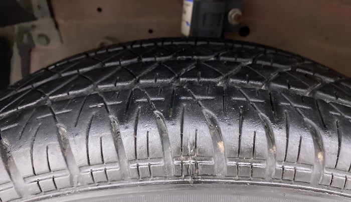 2014 Maruti Swift VXI, Petrol, Manual, 73,889 km, Left Front Tyre Tread
