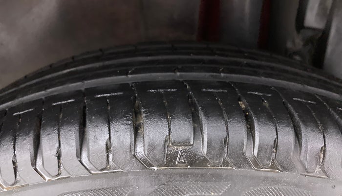 2014 Maruti Swift VXI, Petrol, Manual, 73,889 km, Left Rear Tyre Tread